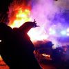 Украину поразил 'дикий' вирус, который может перекинуться на Россию (Демонстрант бросает камень в сторону полицейского фургона во время акции протеста против прибытия са…) Демонстрант бросает …