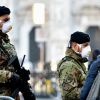 Европа забыла, что паника — самый опасный враг (Итальянские солдаты в санитарных масках патрулируют площадь в центре Милана | © AP Photo / Lapresse/…) Итальянские солдаты …