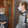Ответ России на вызовы: только не за счет общества (Волонтеры доставили пенсионерке продукты на дом в Барнауле | © РИА Новости / Андрей Каспришин) Волонтеры доставили …