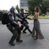 Расово-профилированное расстройство (Иешиа Эванс (Ieshia Evans) вышла в знак протеста против расстрела Элтона Стерлинга) Иешиа Эванс (Ieshia …