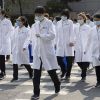 Le Figaro: коронавирус деклассирует Запад и открывает век Азии (Медики из Пекина на одной из улиц в Ухане | © AP Photo, Ng Han Guan) Медики из Пекина на …