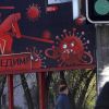 Между Россией и Белоруссией может начаться информационная война (На фото: люди проходят мимо рекламного плаката с изображением коронавируса и надписью Мы победим в М…) На фото: люди проход…