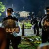 Реформа полиции: почему опыт России — не для США (Сотрудники полиции у Белого дома в Вашингтоне, США | © AFP 2020 / Eric Baradat) Сотрудники полиции у…