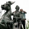 Запад планомерно переписывает историю. И у него это пока получается (Протестующие во время попытки снести памятник президенту США Эндрю Джексону в Вашингтоне | © REUTERS…) Протестующие во врем…