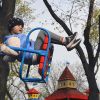 Корреспондент: Украина провалилась в демографическую пропасть (Девочка на детской площадке в Киеве | © AP Photo, Vadim Ghirda) Девочка на детской п…