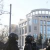 Самый лучший вариант для Навального (На фото: сотрудники полиции у здания Мосгорсуда, где будет проходить рассмотрение вопроса замены нак…) На фото: сотрудники …