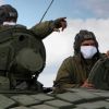 Украина доигралась: Донбассу вернули право на ответку (На фото: наводчики-операторы танка на линии соприкосновения ДНР с Украиной, Донецкая область (Фото: …) На фото: наводчики-о…