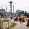 Киев объявил Крыму новую блокаду (На фото: пешеходы и автомобили проезжают пограничный переход Чонгар в направлении Черноморского полу…) На фото: пешеходы и …