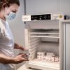 Science (США): кризис доверия к вакцине 'АстраЗенека' (Медработник убирает вакцину от AstraZeneca на хранение в связи с приостановкой вакцинации, Копенгаге…) Медработник убирает …
