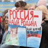 Полицейский, уставший от лжи Кремля, срывает декорации (Празднование 7-й годовщины воссоединения Крыма с Россией | © РИА Новости, Александр Пирагис) Празднование 7-й год…