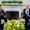 The New Republic: Америка должна раскрыть Украине страшный секрет (Президент Украины Владимир Зеленский и президент США Джо Байден в Овальном кабинете в Вашингтоне | ©…) Президент Украины Вл…