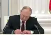 Россия признала Донецкую и Луганскую республики (Путин подписывает договор) Путин подписывает договор