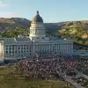 Раскол Америки правом на аборты (Акция протеста возле здания Капитолия штата Юта, связанная с решением Верховного суда США об абортах) Акция протеста возле…