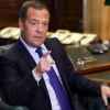 Медведев призвал уничтожать террористов, 'как бешеных собак со слюнявыми пастями'
