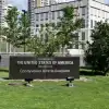 Посольство США предупреждает, обстрелы и налёты (© РИА Новости . Стрингер / Акция протеста у посольства США в Киеве) © РИА Новости . Стри…