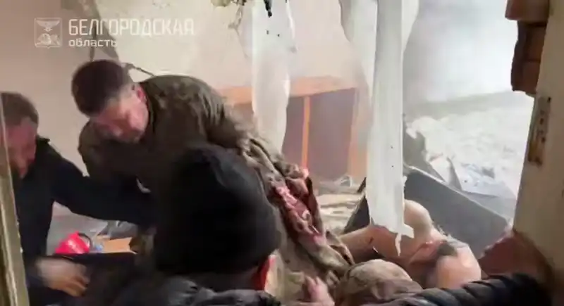 Кадр видео. В Шебекино повторный прилёт ударного дрона в квартиру. Произошло обрушение потолочной плиты. Губернатор и глава округа помогают, потом организовывают штаб. Кадр видео. В Шебеки…