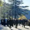Абхазский взрыв — или хронический абхазский нарыв? (На фото: люди и автомобили на заблокированной трассе у моста через реку Гумиста. (Фото: Анжела Кучуберия/ТАСС)) На фото: люди и авто…