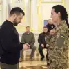 Сословное общество серьёзных людей. Главные признаки украинской деградации (Фото: twitter.com/VovkyDaVinchi, Зеленский награждает главу медицинской службы батальона Волки Да Ви…) Фото: twitter.com/Vo…