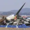 Авиакатастрофа 'Боинга' в Южной Корее: Скорее всего это была ошибка экипажа, птицы не при чем (На фото: пожарные и спасатели возле обломков самолета Boeing 737−800 в аэропорту Муан в провинции Чо…) На фото: пожарные и …