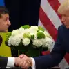 Два клоуна-свинопаса (Зеленский и Трамп на фоне флагов) Зеленский и Трамп на…