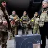 Starlink в роли боевого наркотика — без него бандеровцы в бой не ходят (На фото: передатчик Starlink, переданный украинским военным британскими волонтерами. (Фото: Petro Po…) На фото: передатчик …