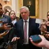 Выживший из ума американский сенатор бьёт в барабаны войны