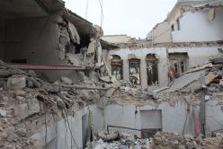 Здесь, в жилом доме, были внуки и сын Каддафи, когда упали бомбы НАТО. Представители НАТО заявили, что уничтожали командный центр. На самом деле они охотятся за лидером Ливии... Здесь, в жилом доме, были ...