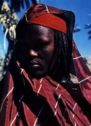 Женщина Тубу в национальном головном уборе Женщина Тубу в националь ...