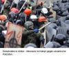 Вперед с неонацистами (Фото: Демонстранты в действии - неонацисты в борьбе против украинских полицейских. 14-88) Фото: Демонстранты в…