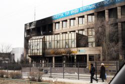 Административное здание «Узеньмунайгаза» после погромов Административное зда…