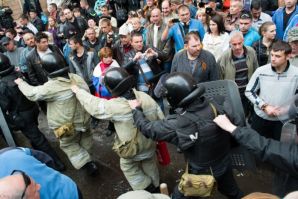 29.04.2014г. Здание ОГА под контролем представителей ЛНР. 29.04.2014г. Здание …