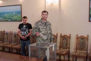 11.05.2014г. Валерий Болотов на участке для голосования в здании ОГА 11.05.2014г. Валерий…