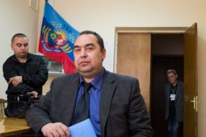 Луганск.17.10.2014г. Кандидат на пост Главы ЛНР И.В.Плотницкий сдает во ВЦИК подписные листы Луганск.17.10.2014г.…