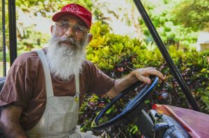 Коммунистический рай на отдельно взятом клочке земли: от каждого по способностям, каждому по потребностям… Коммунистический рай…