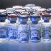 Профессиональные врачи анализируют и сопоставляют различные вакцины