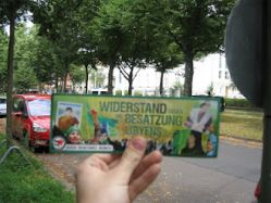 Зеленым активистам из Германии удалось разместить большое количество наклеек с пропагандой про Каддафи вокруг ливийского посольства в Германии Зеленым активистам и…