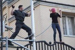Безуспешная поимка защитницы Пусси Райот у Хамовнического суда на территории турецкого посольства 17.08.2012 Безуспешная поимка з…