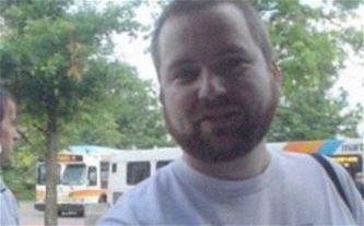 Том Макмастер, аспирант, родившийся в Вирджинии в октябре 1975 года и, по его словам, выходец из Северной Ирландии, чьи предка когда то сражались за независимость США Том Макмастер, аспирант, р ...