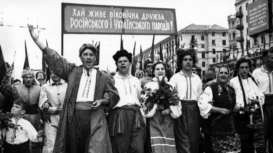 «Да здравствует вечная дружба российского и украинского народов! Россия и Украина – друзья навеки!» Первомайская демонстрация в Киеве, 1954 год