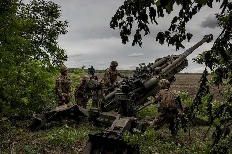 Украинские солдаты готовятся стрелять из гаубицы M777 по российским войскам в Донецкой области