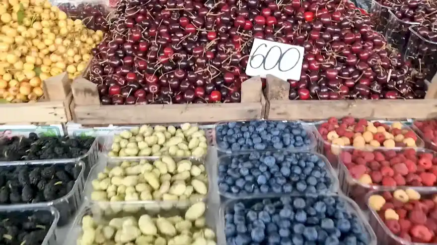 Ялта. Ягоды на городском рынке Ялта. Ягоды на городском рынке