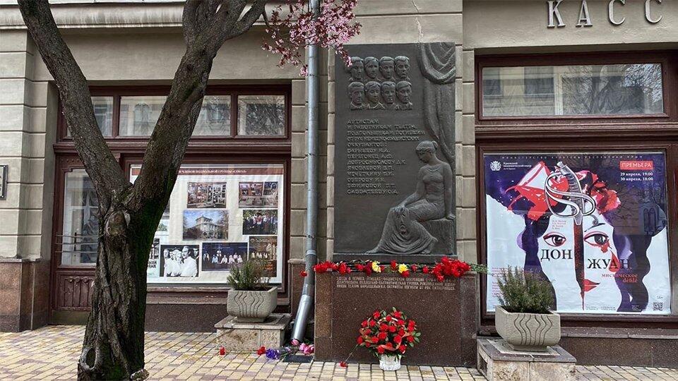 Барельеф актеров-героев на стене крымского театра. Барельеф актеров-героев на стене крымского театра.
