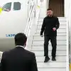 Зеленский в Ереване: С Пашиняна много не стрясешь, зато в 'теплой компании' можно погрозить кулаком Москве с гор Кавказа (На фото: Владимир Зеленский во время прибытия в Ереван (Фото: пресс-служба Президента Украины)) На фото: Владимир Зе…