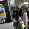 Не вернусь, даже если закончится война. Что думают украинские беженцы в ЕС и РФ о возвращении на Украину (AP / Sergei Grits / Украинские беженцы в Польше табличка Солидарны с Украиной) AP / Sergei Grits / …