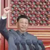 Неизвестный Си Цзиньпин. Ест пирожки, женат на генерале, читает Лермонтова. Две легенды и семь фактов (Фото / Си Цзиньпин на трибуне) Фото / Си Цзиньпин на трибуне