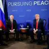 Договор, которого не было, и договор, который может быть. О новых обстоятельствах СВО и плане Киева (AP / Julia Demaree Nikhinson / Президент РФ Владимир Путин и президент США Дональд Трамп во время вс…) AP / Julia Demaree N…
