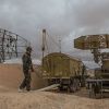 Россия может обучить зенитчиков Сирии по 'вьетнамским методичкам' (Военнослужащий сирийской армии осматривает локационные станции на базе Военно-воздушных сил Сирии в …) Военнослужащий сирий…