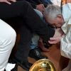Папа Франциск — в тупике (Папа Франциск омывает ноги заключенным в тюрьме Палиано, 13 апреля 2017 | © REUTERS, Osservatore Rom…) Папа Франциск омывае…