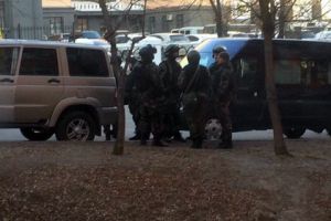 Сотрудники спецслужб на месте нападения на УФСБ Фото: dvnovosti.ru Сотрудники спецслужб…