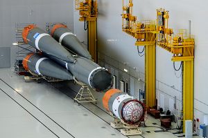 Ракета-носитель «Союз-2.1а» в монтажно-испытательном корпусе на территории технического комплекса космодрома Восточный Фото: Юрий Смитюк / ТАСС Ракета-носитель Союз…